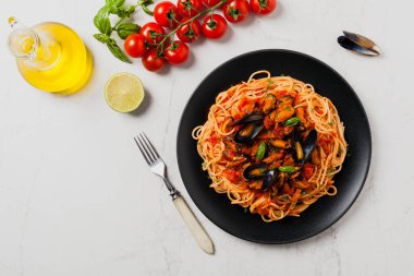 Midyeli spagetti. Üst Manzara. Taş arkaplan.