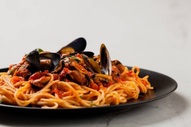 Midyeli spagetti. Ön manzara. Taş arkaplan.