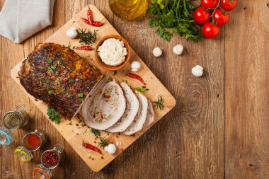 Bütün pastırmayı pişirdim. Kıyma, mantar ve kırmızı biberli Roulade. Üst görünüm.