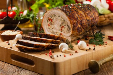 Bütün pastırmayı pişirdim. Kıyma, mantar ve kırmızı biberli Roulade. Ön görünüm.