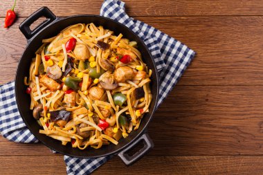 Tavuk, bambu ve mantarlı Endonezya makarnası. Üst görünüm. 