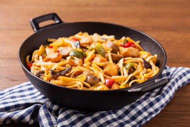 Tavuk, bambu ve mantarlı Endonezya makarnası. Üst görünüm. 