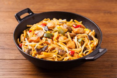 Tavuk, bambu ve mantarlı Endonezya makarnası. Üst görünüm. 