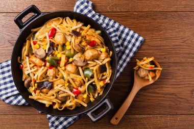 Tavuk, bambu ve mantarlı Endonezya makarnası. Üst görünüm. 