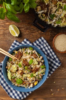 Kızarmış dana eti, pilav, Çin lahanası ve mantar. Susam ve soya sosu serpilmiş. Üst görünüm. 