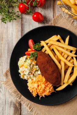 Tavuk Kiev (de Volaille pirzolası) patates kızartması ve salata ile. Üst görünüm.