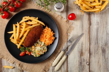 Tavuk Kiev (de Volaille pirzolası) patates kızartması ve salata ile. Üst görünüm.