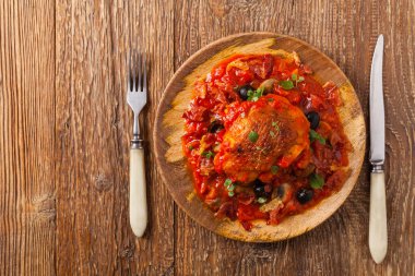 Geleneksel olarak domates soslu tavuk. Üst Manzara. Düz yatıyordu.