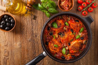 Geleneksel olarak domates soslu tavuk. Üst Manzara. Düz yatıyordu.