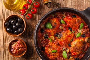 Geleneksel olarak domates soslu tavuk. Üst Manzara. Düz yatıyordu.