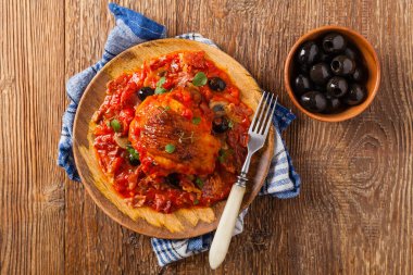 Geleneksel olarak domates soslu tavuk. Üst Manzara. Düz yatıyordu.