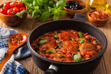 Geleneksel olarak domates soslu tavuk. Ön görünüm. 