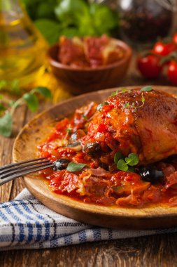 Geleneksel olarak domates soslu tavuk. Ön görünüm. 