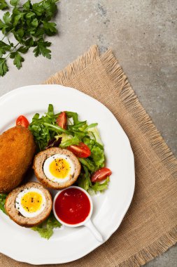 Haşlanmış yumurtayla doldurulmuş kıymalı köfte. Üst Manzara. Taş arkaplan.