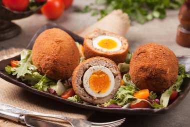 Haşlanmış yumurtayla doldurulmuş kıymalı köfte. Ön manzara. Taş arkaplan