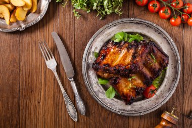 Kızarmış pirzola, eski bir tabakta servis edilir. Üst görünüm.