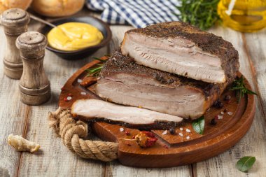 Pişmiş domuz pastırması. Ön görünüm. 