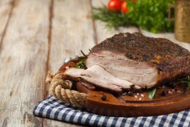 Pişmiş domuz pastırması. Ön görünüm. 