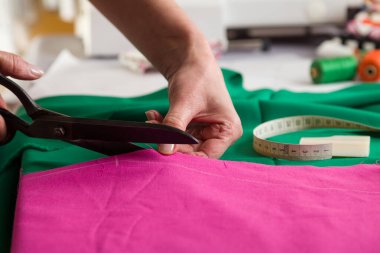 Dikiş atölyesi. Dikiş battaniyesini hazırlıyorum. Materyali kesiyorum. Dikiş dikmek için kesik desen.