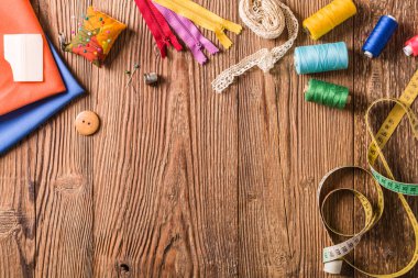 Terzi aksesuarları. Kavram. Doğal ahşap arka plan. Yukarıdan görüntüle.