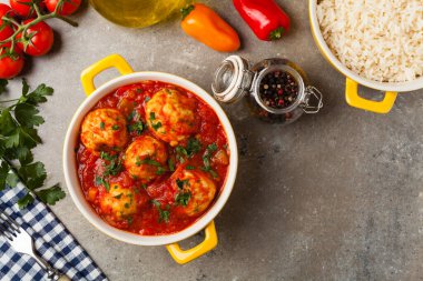 Domates soslu tavuk köftesi. Pirinçle servis edilmiş. Üst Manzara. Taş arkaplan.