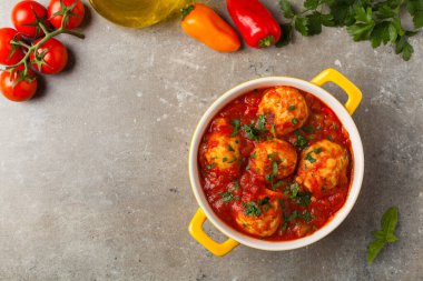 Domates soslu tavuk köftesi. Pirinçle servis edilmiş. Üst Manzara. Taş arkaplan.