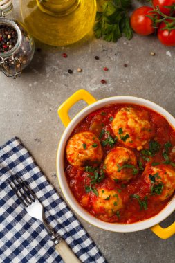 Domates soslu tavuk köftesi. Pirinçle servis edilmiş. Üst Manzara. Taş arkaplan.