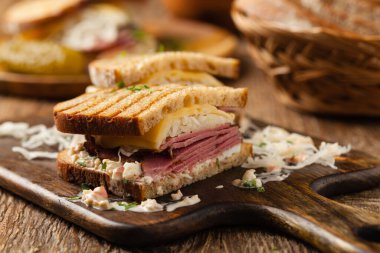 Ruben sandviçi. Pastırmalı New York sandviçi, 1000 ada sosu ve lahana turşusu. Ön manzara. Fast food. 