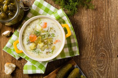 Geleneksel salatalık çorbası ve salatalık turşusu. Üst görünüm.