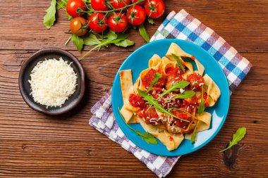 Domates soslu köfteli İtalyan makarnası. Peynir ve roka serpiştirilmiş. Üst görünüm