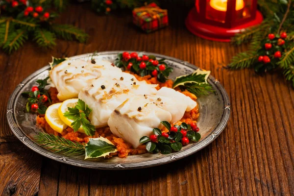 Weihnachtsfisch Gebratene Kabeljaustücke Serviert Gemüsesauce Xmas Styling Frontansicht — Stockfoto