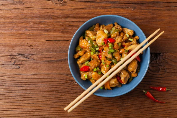 Chicken Kung Pao Gebratene Hühnerstücke Mit Erdnüssen Und Paprika Ansicht — Stockfoto