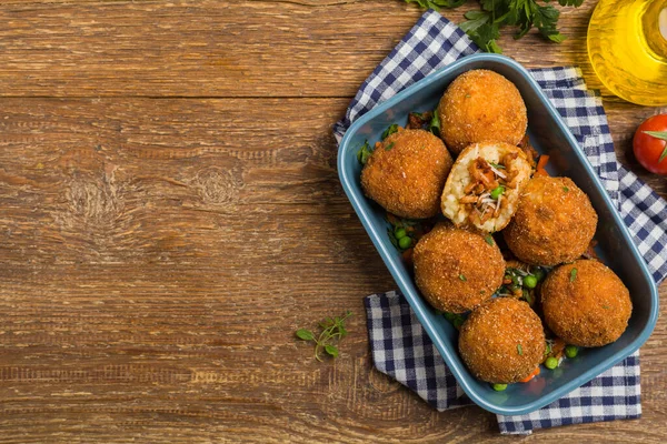 Clásico Arancini Italiano Bolas Arroz Con Carne Picada Vista Superior — Foto de Stock