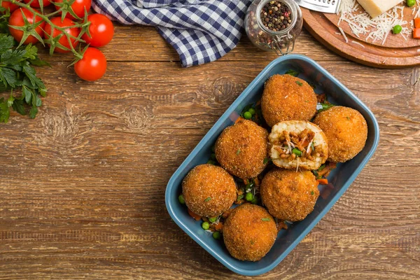 Clásico Arancini Italiano Bolas Arroz Con Carne Picada Vista Superior — Foto de Stock