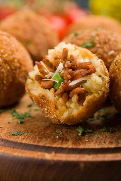 Arancini Italiano Clássico Bolas Arroz Com Carne Picada Vista Frontal — Fotografia de Stock