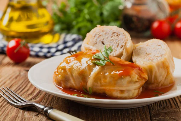 Traditionele Gevulde Kool Met Gehakt Rijst Geserveerd Een Tomatensaus Vooraanzicht — Stockfoto