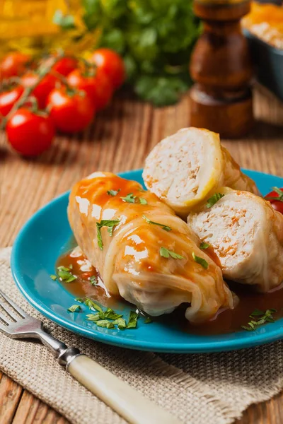 Cavolo Ripieno Tradizionale Con Carne Macinata Riso Servito Salsa Pomodoro — Foto Stock