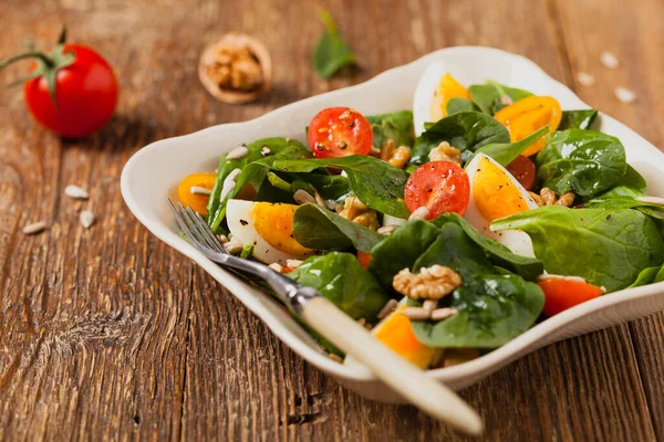 Köstlicher Salat Aus Frischem Spinat Gekochtem Tomaten Nüssen Und Sonnenblumenkernen — Stockfoto