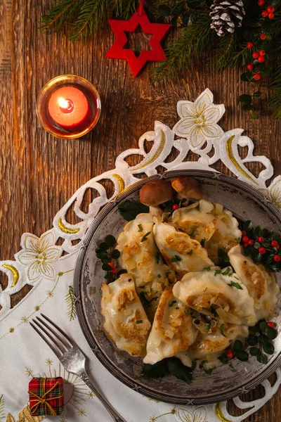 キャベツとキノコの伝統的な餃子 クリスマスの装飾 トップ表示 — ストック写真