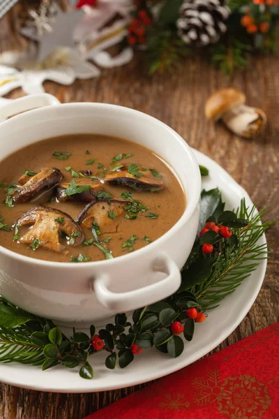 Zuppa Funghi Tradizionale Base Funghi Porcini Addobbi Natalizi Vista Frontale — Foto Stock