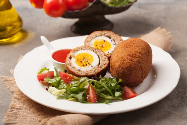 Haşlanmış yumurtayla doldurulmuş kıymalı köfte. Ön manzara. Taş arkaplan