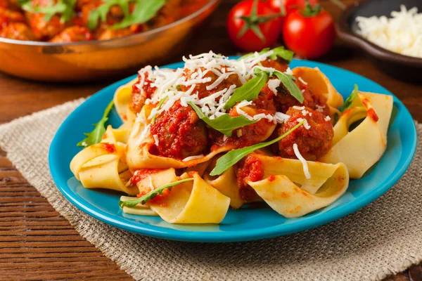 Italiaanse Pasta Pappardelle Met Gehaktballen Tomatensaus Bestrooid Met Kaas Arugula — Stockfoto