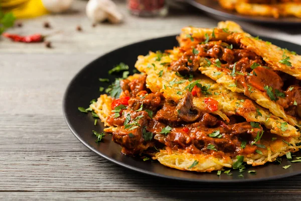 Pancake Kentang Hungaria Dengan Goulash Tampilan Depan — Stok Foto