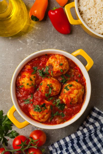 Almôndegas Frango Com Molho Tomate Servido Com Arroz Vista Superior — Fotografia de Stock