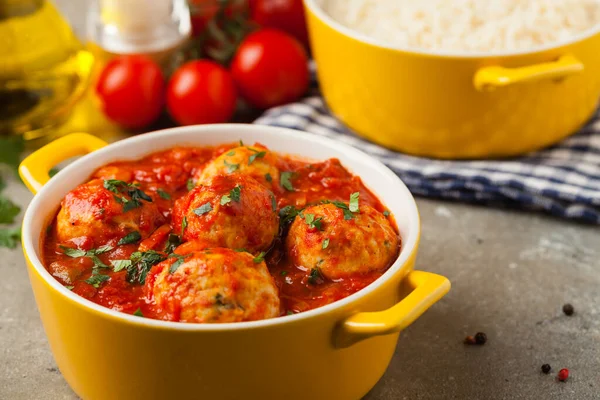 Almôndegas Frango Com Molho Tomate Servido Com Arroz Vista Frontal — Fotografia de Stock