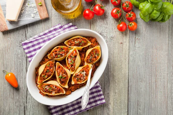 Italiaanse Pasta Conchiglioni Rigati Gevuld Met Droge Tomaten Vlees Bestrooid — Stockfoto