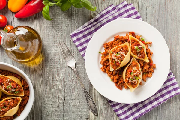 Italiaanse Pasta Conchiglioni Rigati Gevuld Met Droge Tomaten Vlees Bestrooid — Stockfoto