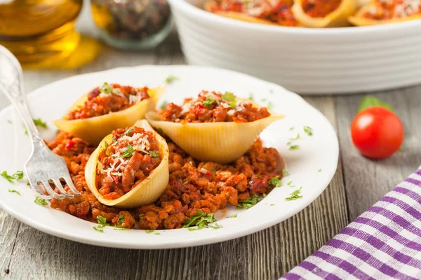 Italiensk Pasta Conchiglioni Rigati Fylld Med Torra Tomater Och Kött — Stockfoto