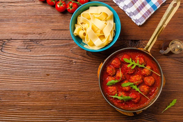 Italiaanse Pasta Pappardelle Met Gehaktballen Tomatensaus Bestrooid Met Kaas Arugula — Stockfoto