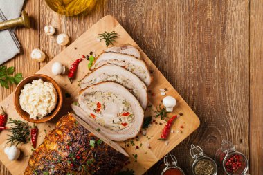 Bütün pastırmayı pişirdim. Kıyma, mantar ve kırmızı biberli Roulade. Üst görünüm.